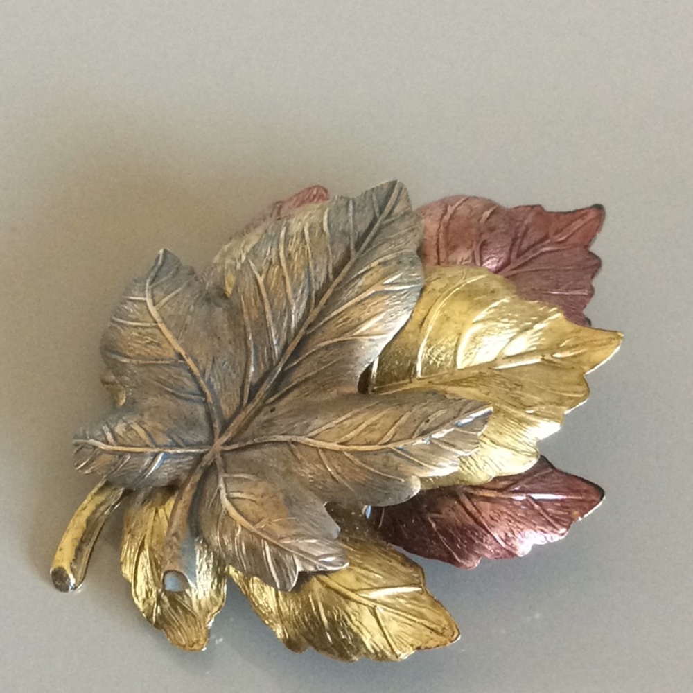 Maple leaf brooch. - Picture 2 of 6